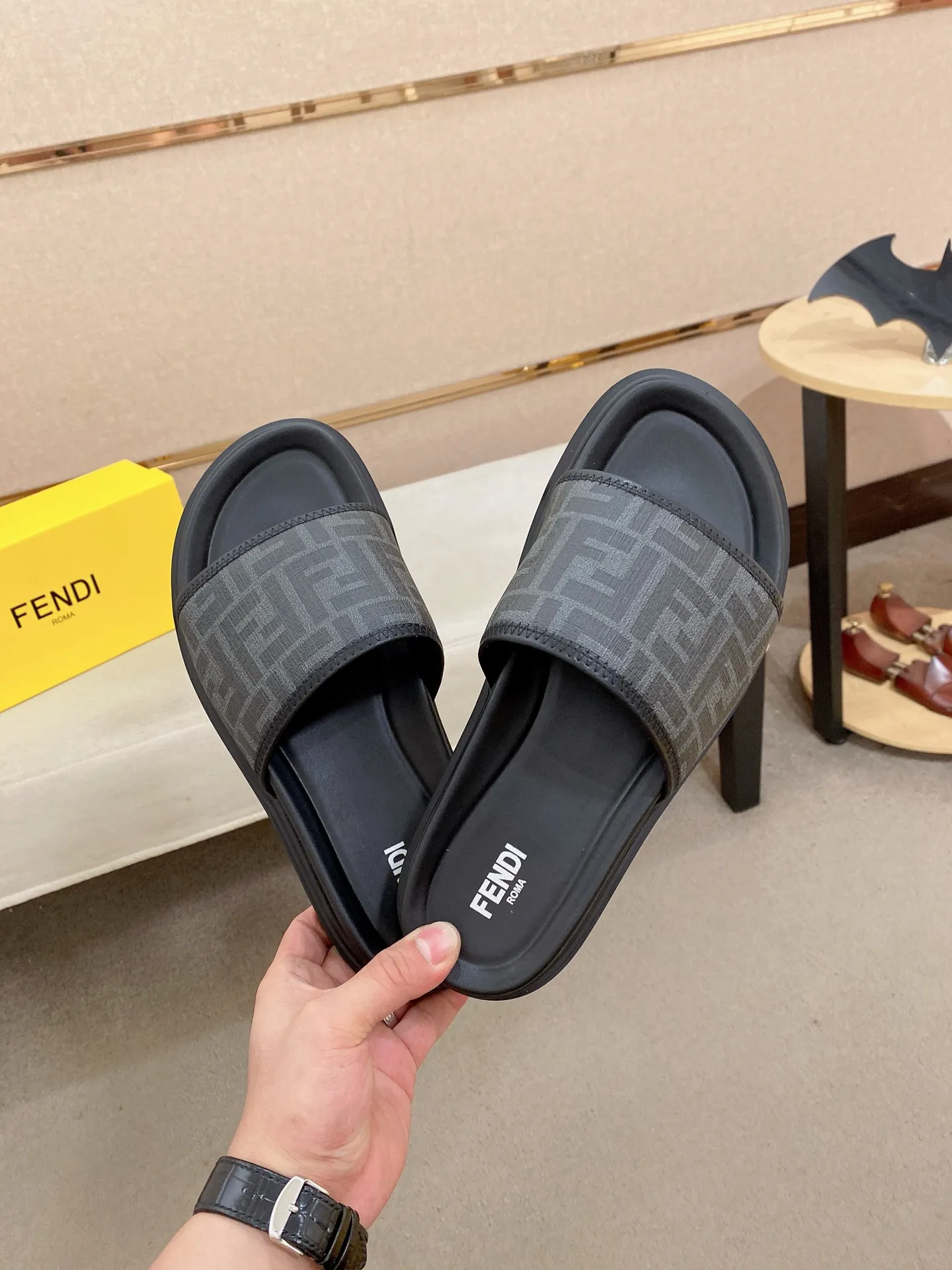 Factory price: 320💰 [Fendi Slippers] High-end brand of men's shoes, official website 1:1 latest masterpiece: original mold customization, the fabric is made of imported original materials, upgraded outsole, lighter and non-slip. The market's top quality, simple yet tasteful, a must-have for fashionistas, fashionable at your feet, full of confidence, the same style at the counter 👍The season of summer slippers is here. Code: 38-44 (45 is custom-made and cannot be returned or exchanged)